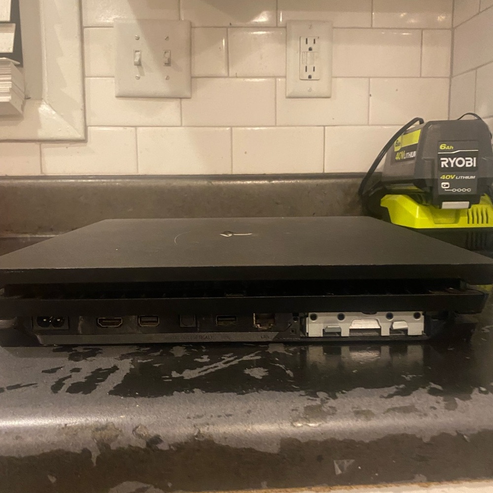 PS4 pro - Picture 3 of 5
